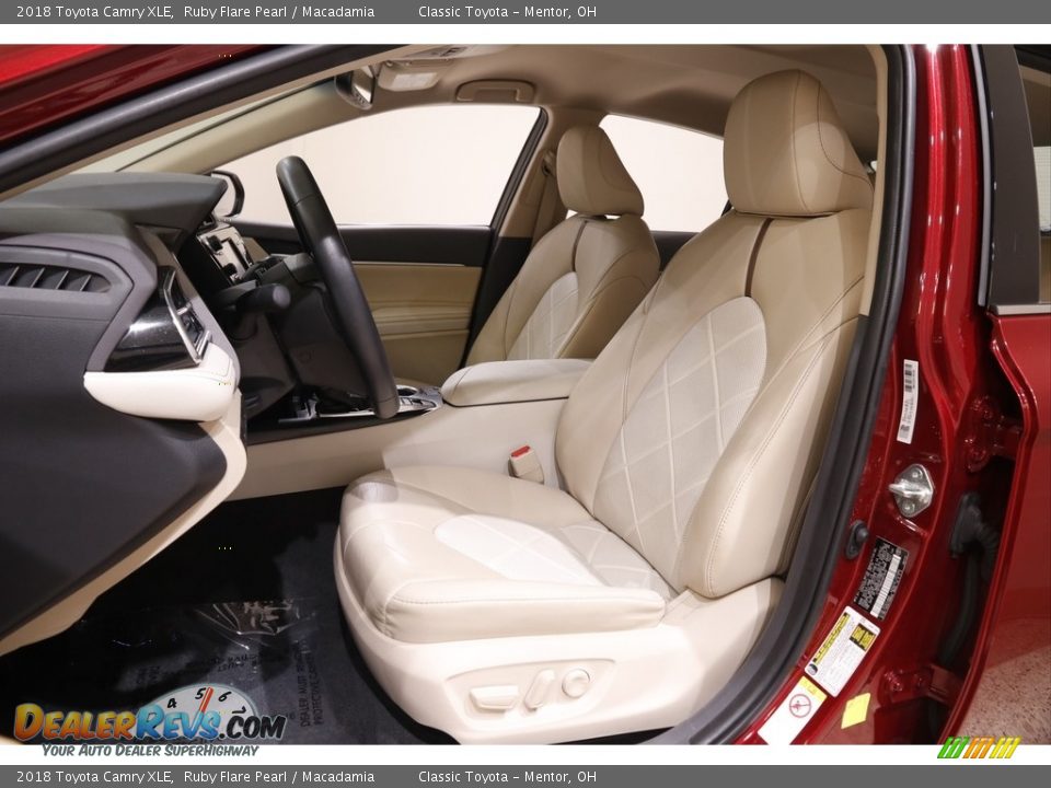2018 Toyota Camry XLE Ruby Flare Pearl / Macadamia Photo #5