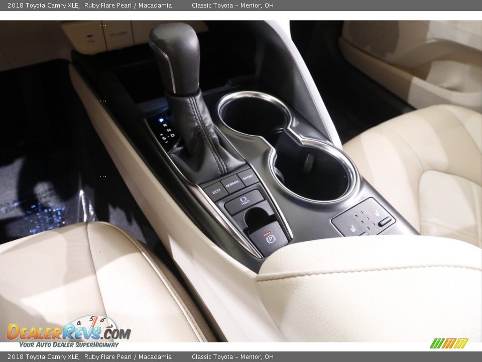 2018 Toyota Camry XLE Ruby Flare Pearl / Macadamia Photo #12