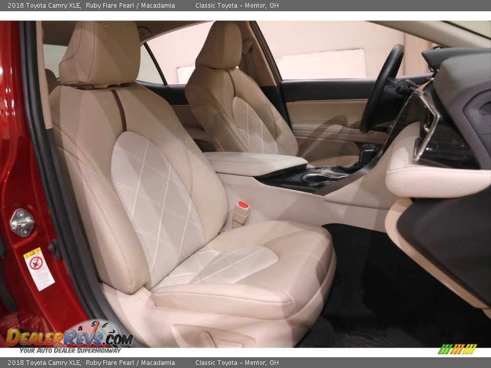 2018 Toyota Camry XLE Ruby Flare Pearl / Macadamia Photo #14