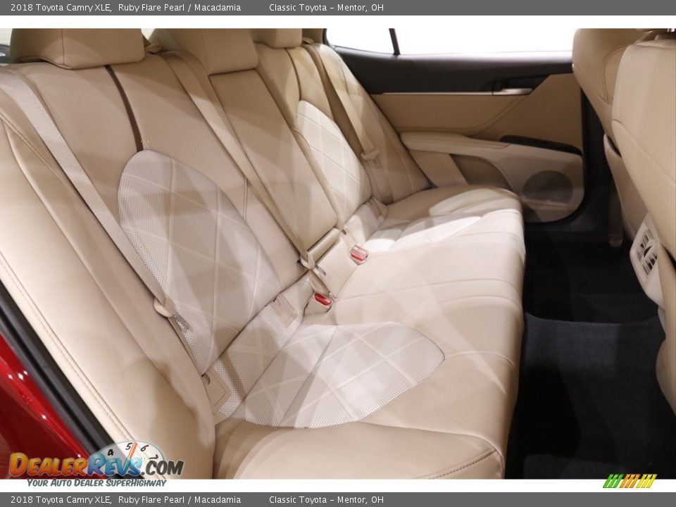 2018 Toyota Camry XLE Ruby Flare Pearl / Macadamia Photo #15