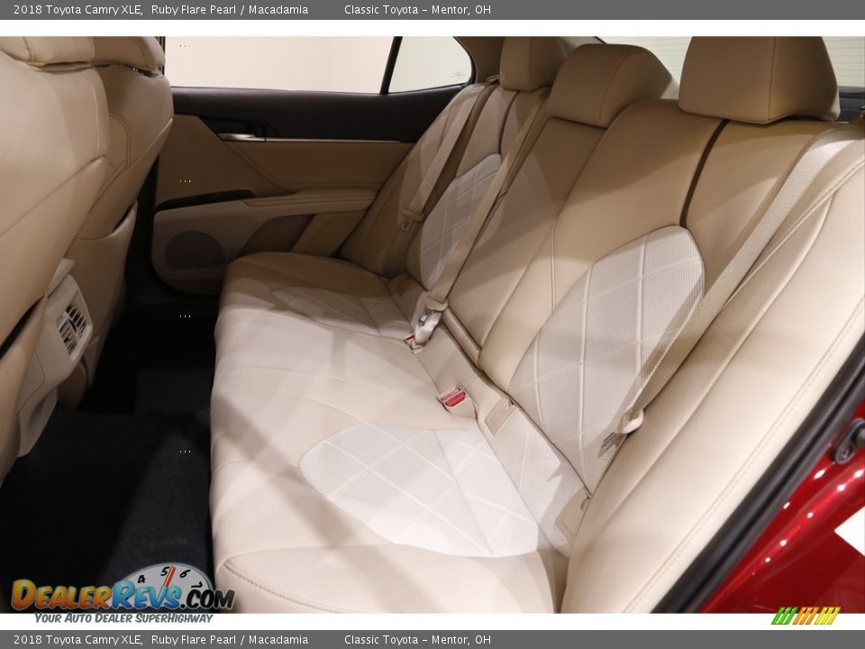 2018 Toyota Camry XLE Ruby Flare Pearl / Macadamia Photo #16