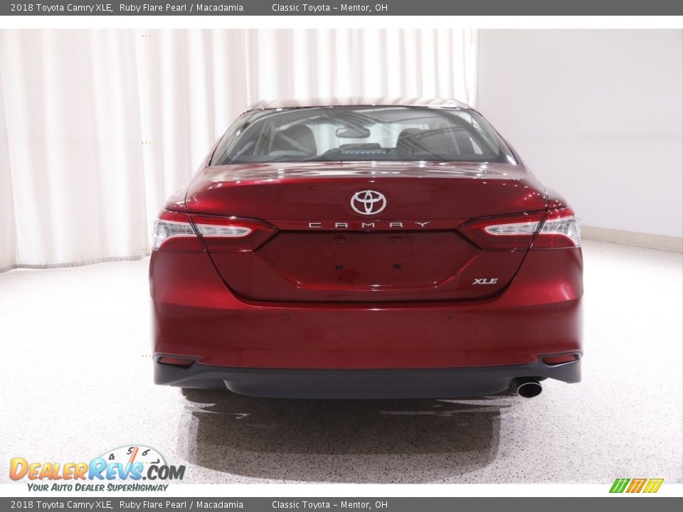 2018 Toyota Camry XLE Ruby Flare Pearl / Macadamia Photo #17
