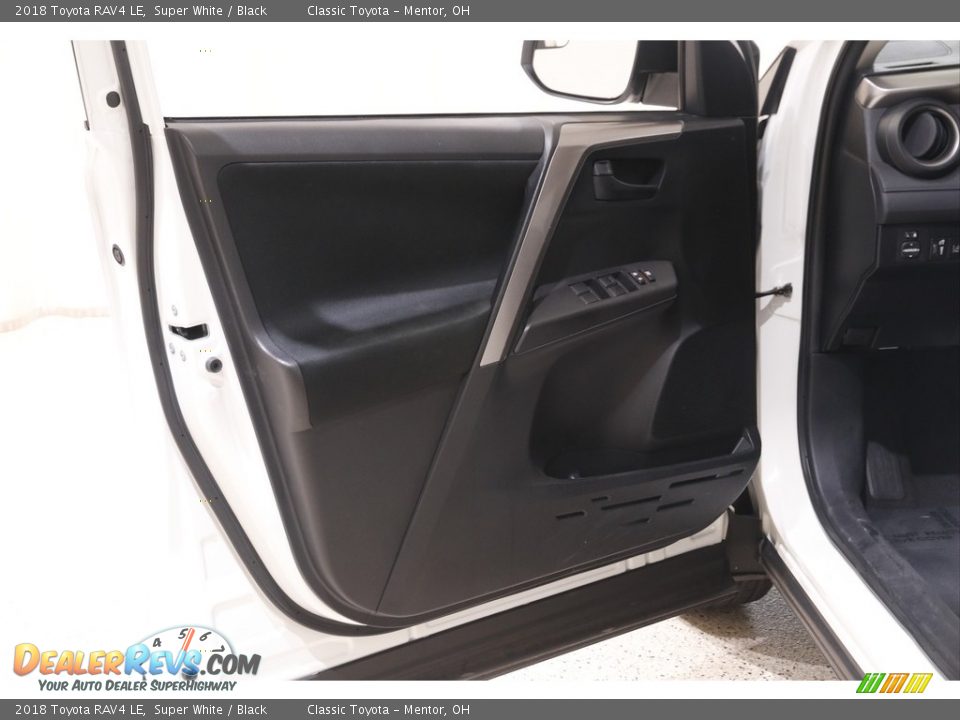 2018 Toyota RAV4 LE Super White / Black Photo #4