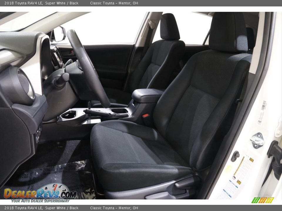 2018 Toyota RAV4 LE Super White / Black Photo #5