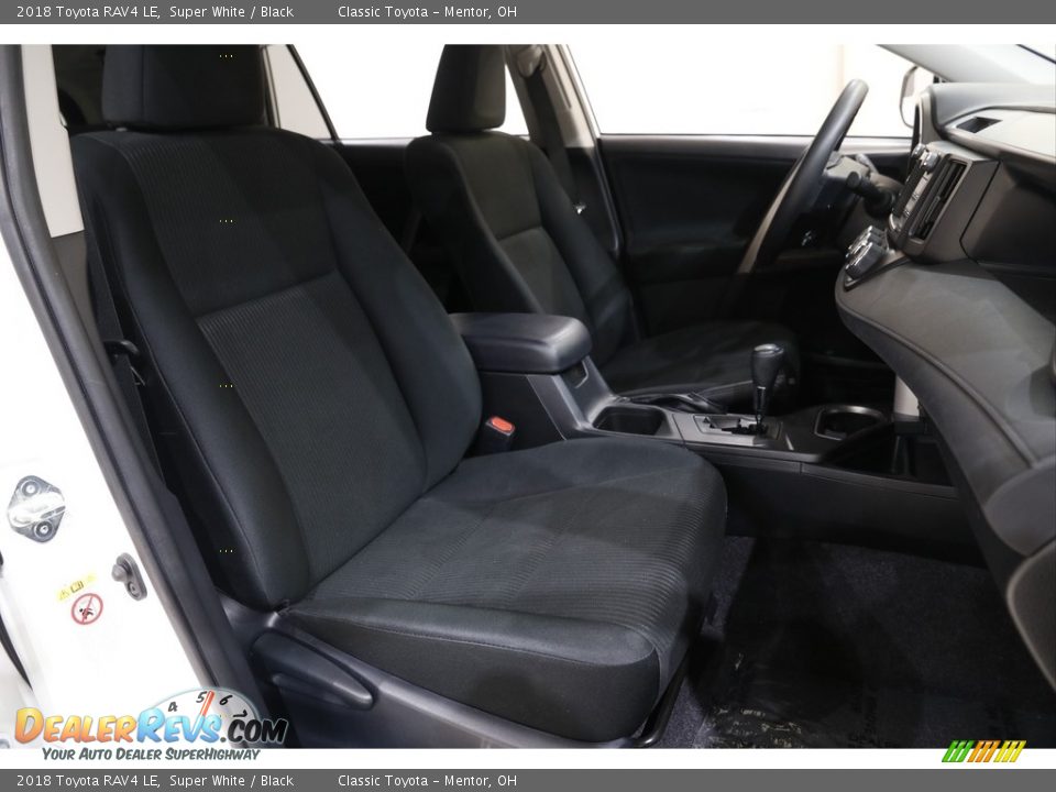 2018 Toyota RAV4 LE Super White / Black Photo #14