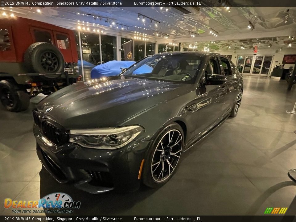 Front 3/4 View of 2019 BMW M5 Competition Photo #30