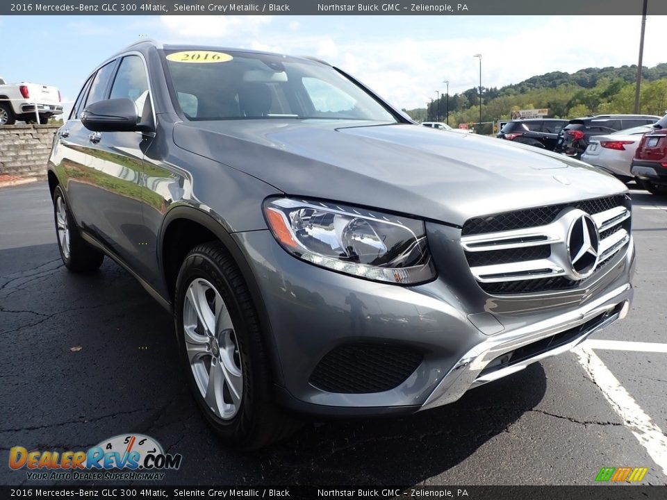 Front 3/4 View of 2016 Mercedes-Benz GLC 300 4Matic Photo #4