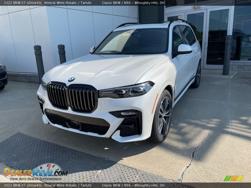 Front 3/4 View of 2022 BMW X7 xDrive40i Photo #1