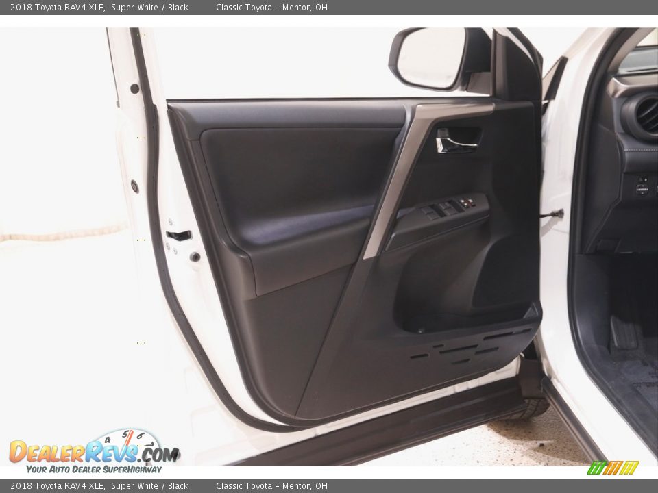 2018 Toyota RAV4 XLE Super White / Black Photo #4