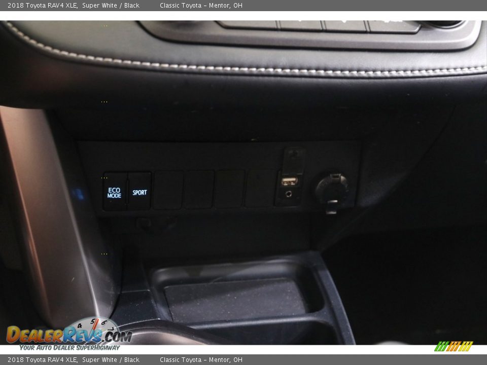 2018 Toyota RAV4 XLE Super White / Black Photo #12