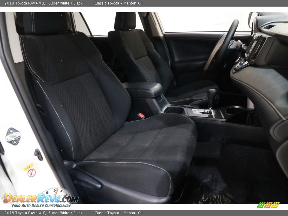 2018 Toyota RAV4 XLE Super White / Black Photo #14