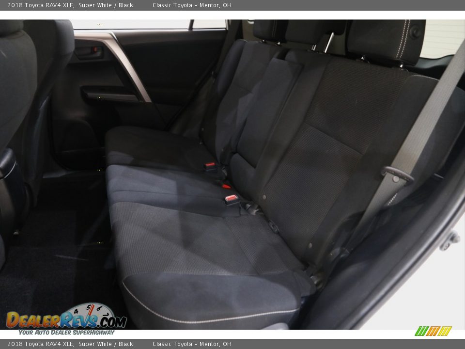 2018 Toyota RAV4 XLE Super White / Black Photo #16