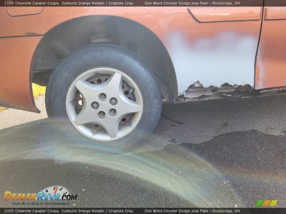 2005 Chevrolet Cavalier Coupe Sunburst Orange Metallic / Graphite Gray Photo #9