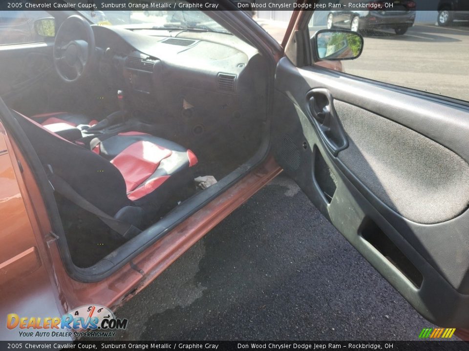 2005 Chevrolet Cavalier Coupe Sunburst Orange Metallic / Graphite Gray Photo #11