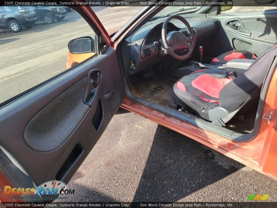 2005 Chevrolet Cavalier Coupe Sunburst Orange Metallic / Graphite Gray Photo #12