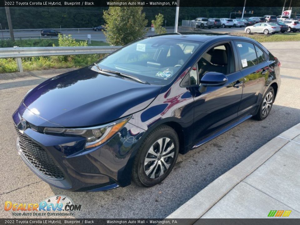 Front 3/4 View of 2022 Toyota Corolla LE Hybrid Photo #7