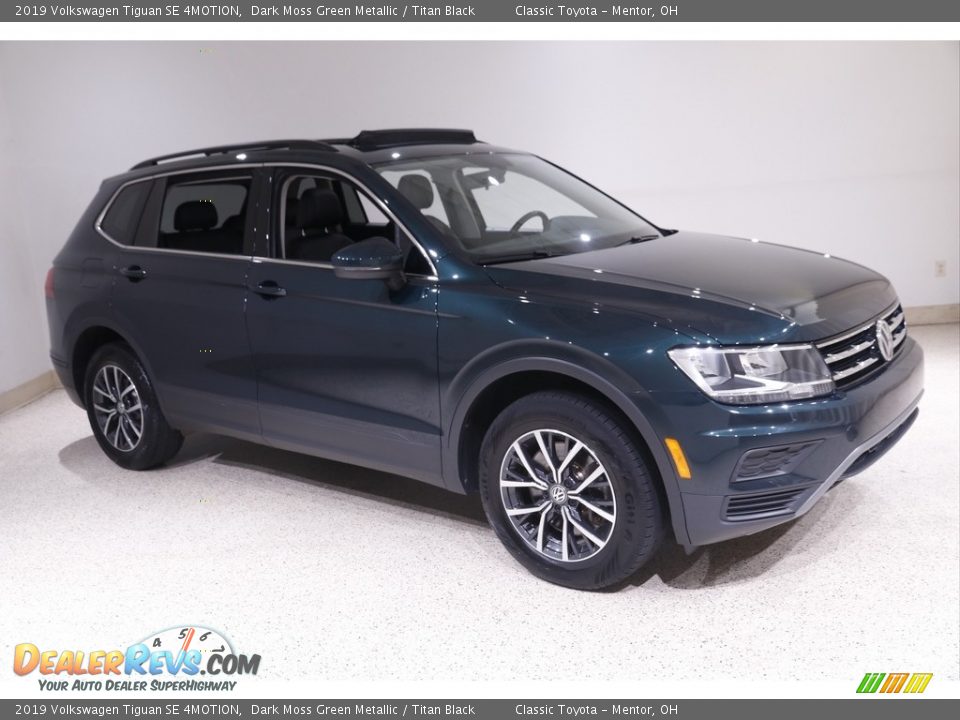 Front 3/4 View of 2019 Volkswagen Tiguan SE 4MOTION Photo #1