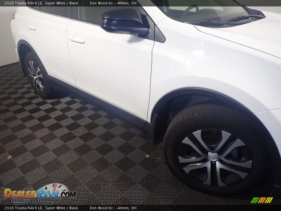 2018 Toyota RAV4 LE Super White / Black Photo #4