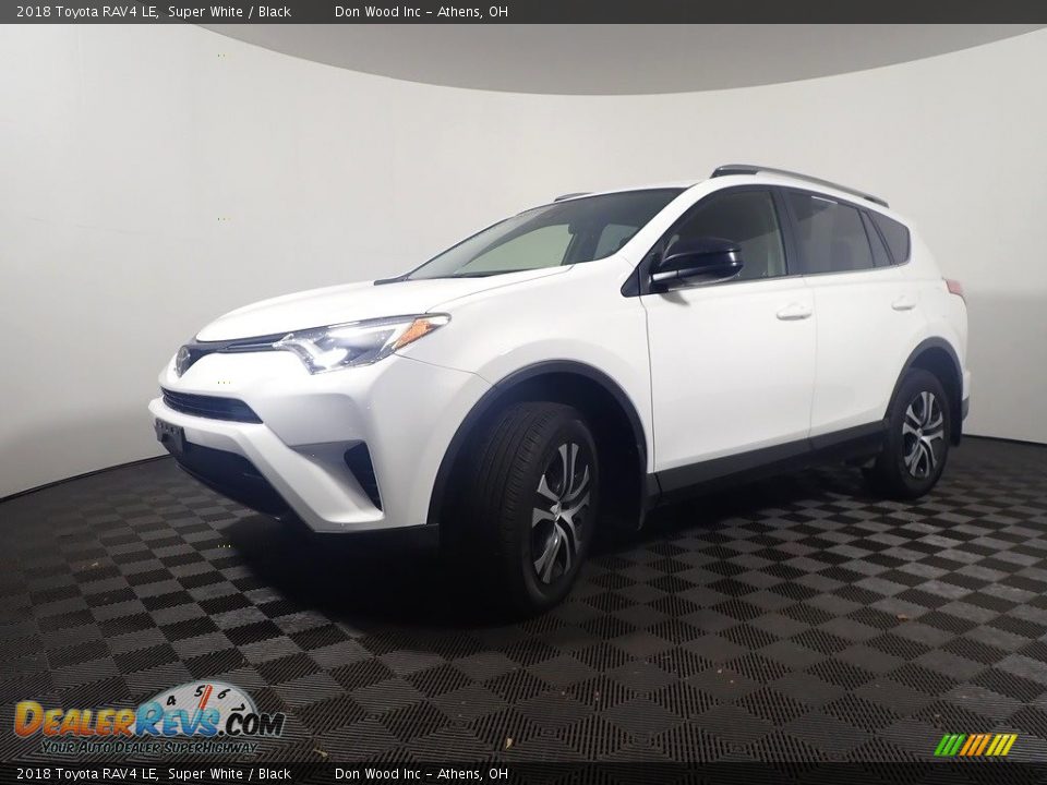 2018 Toyota RAV4 LE Super White / Black Photo #8