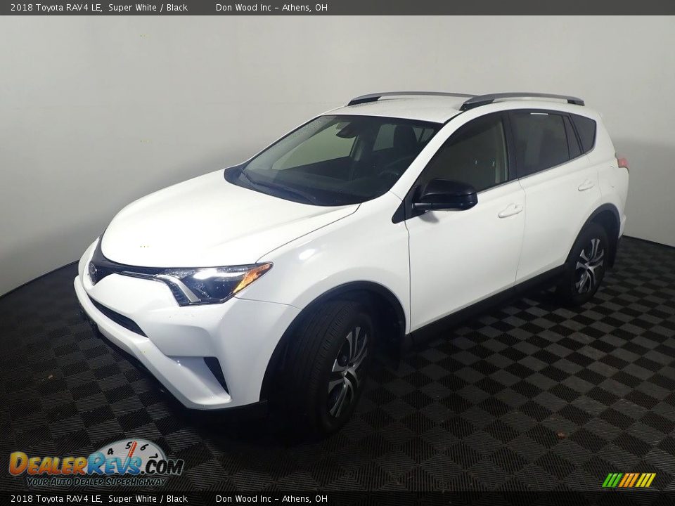2018 Toyota RAV4 LE Super White / Black Photo #9