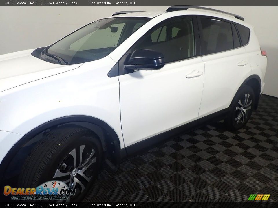 2018 Toyota RAV4 LE Super White / Black Photo #10