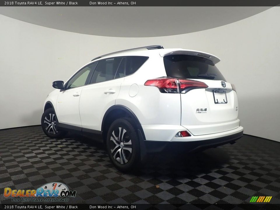 2018 Toyota RAV4 LE Super White / Black Photo #11