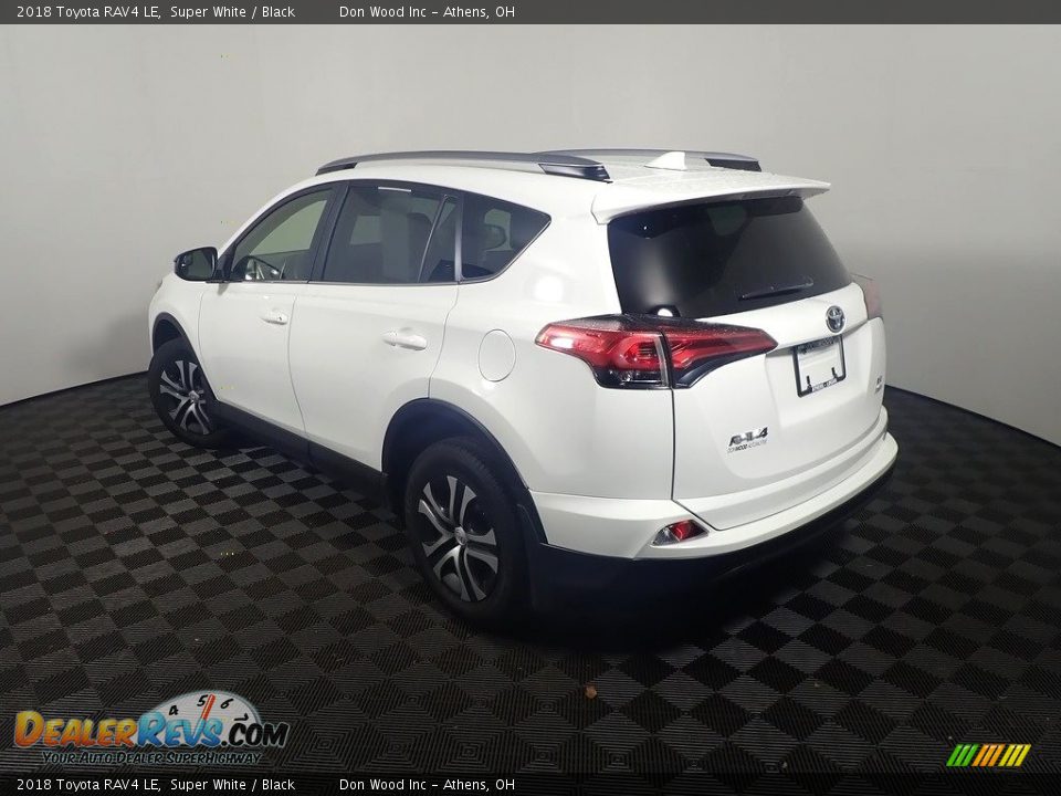 2018 Toyota RAV4 LE Super White / Black Photo #12