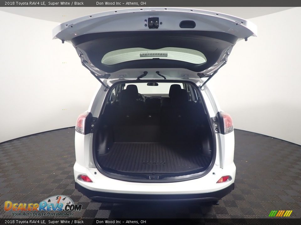 2018 Toyota RAV4 LE Super White / Black Photo #14