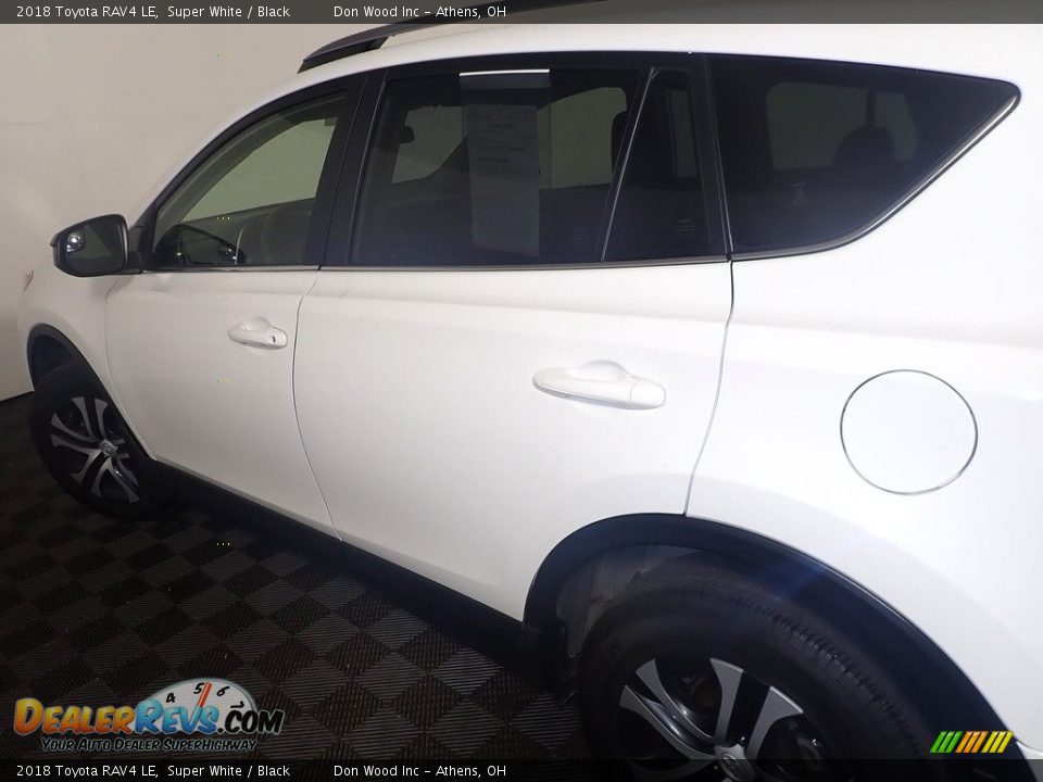 2018 Toyota RAV4 LE Super White / Black Photo #18