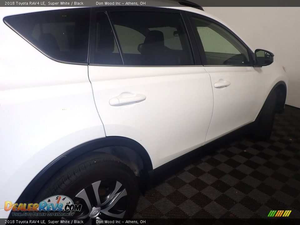 2018 Toyota RAV4 LE Super White / Black Photo #19