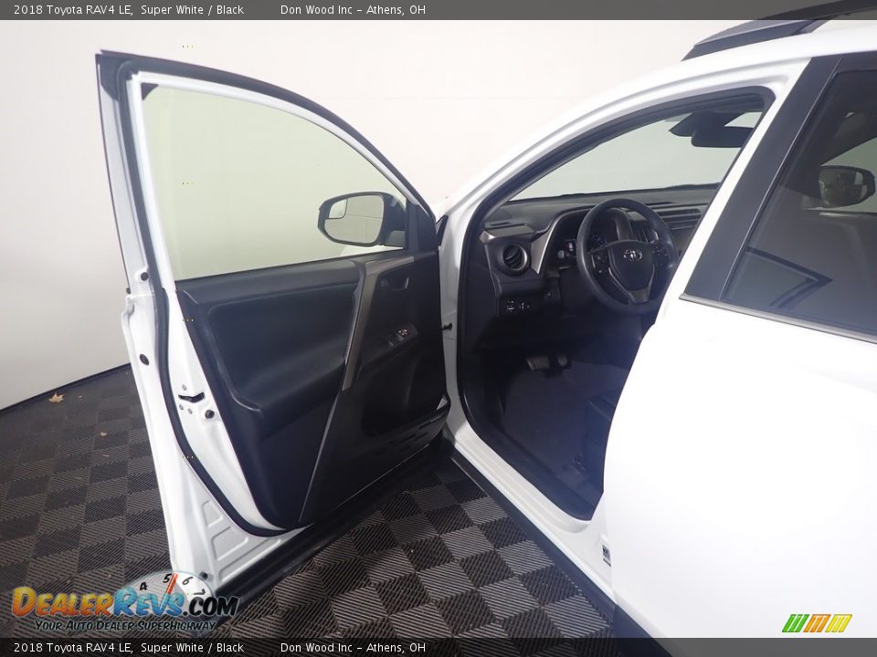 2018 Toyota RAV4 LE Super White / Black Photo #20