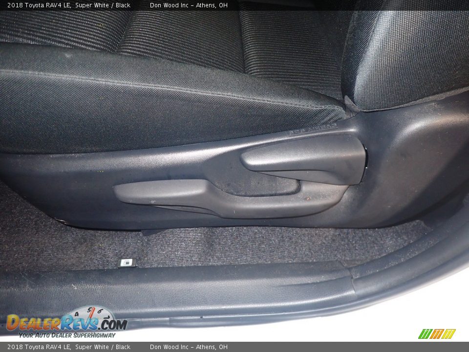 2018 Toyota RAV4 LE Super White / Black Photo #23