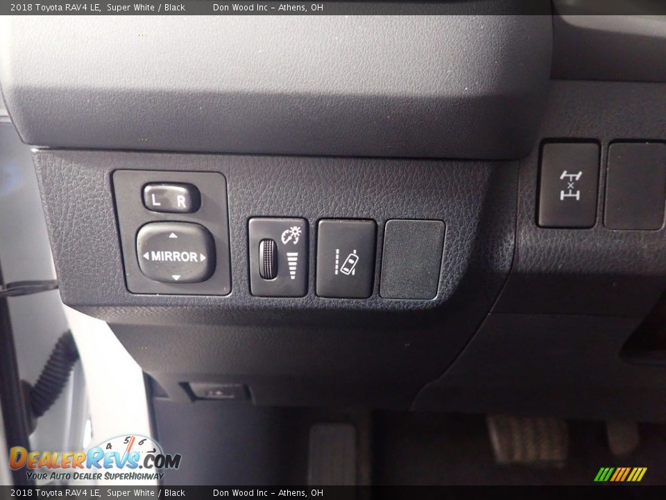 2018 Toyota RAV4 LE Super White / Black Photo #31