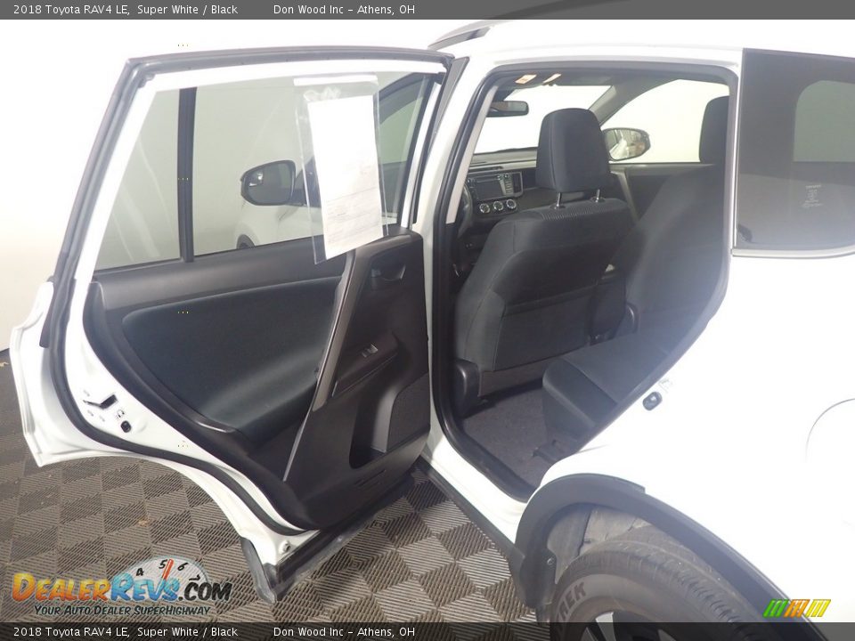 2018 Toyota RAV4 LE Super White / Black Photo #34
