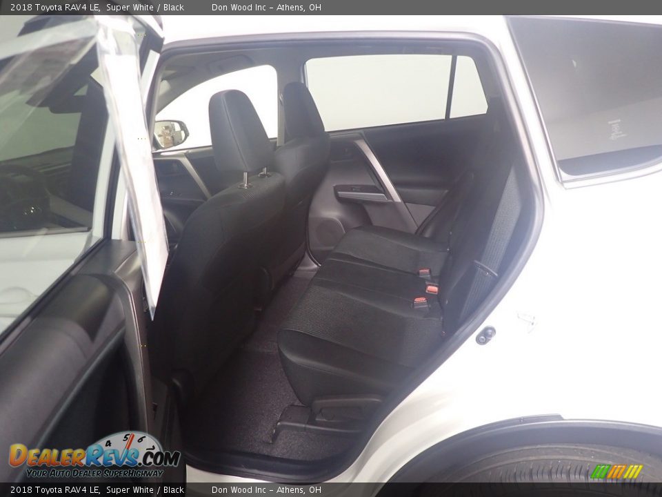 2018 Toyota RAV4 LE Super White / Black Photo #35