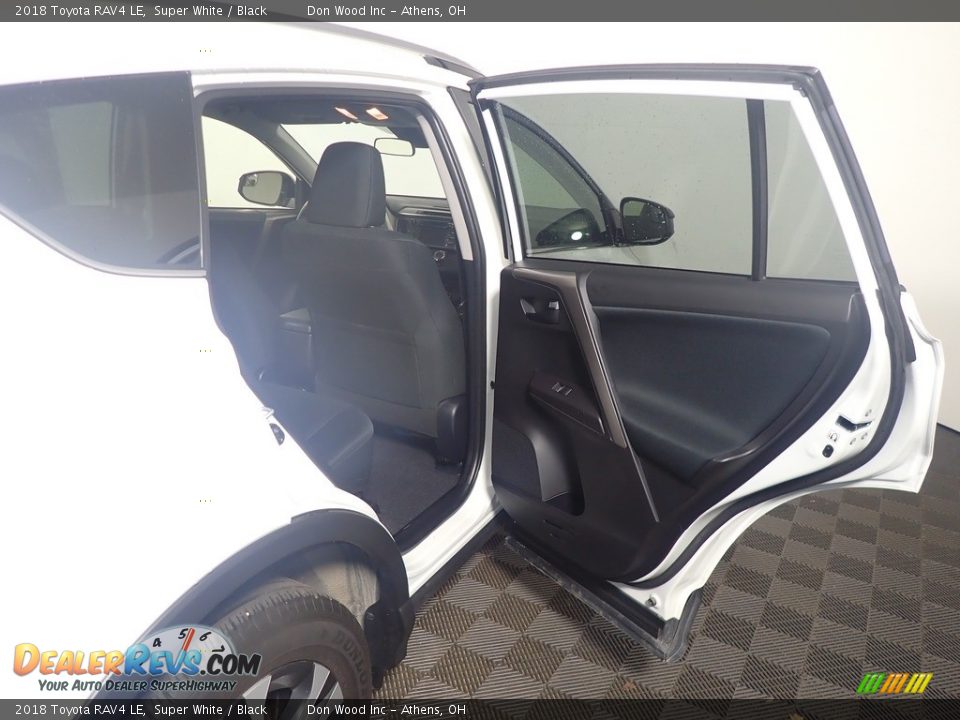 2018 Toyota RAV4 LE Super White / Black Photo #36