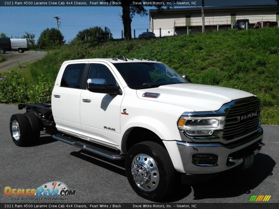 Front 3/4 View of 2021 Ram 4500 Laramie Crew Cab 4x4 Chassis Photo #4