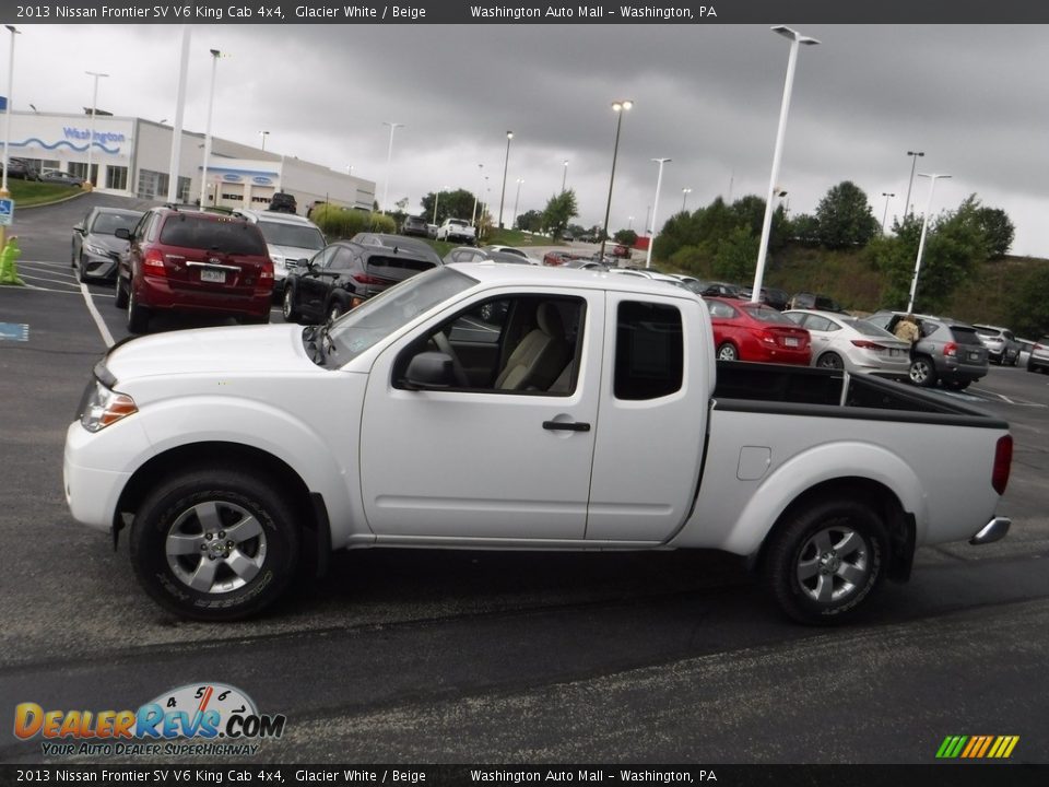 2013 Nissan Frontier SV V6 King Cab 4x4 Glacier White / Beige Photo #5