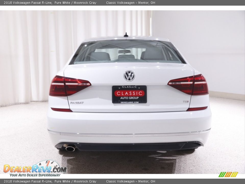 2018 Volkswagen Passat R-Line Pure White / Moonrock Gray Photo #17