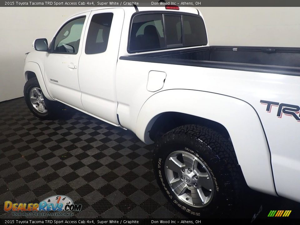 2015 Toyota Tacoma TRD Sport Access Cab 4x4 Super White / Graphite Photo #18