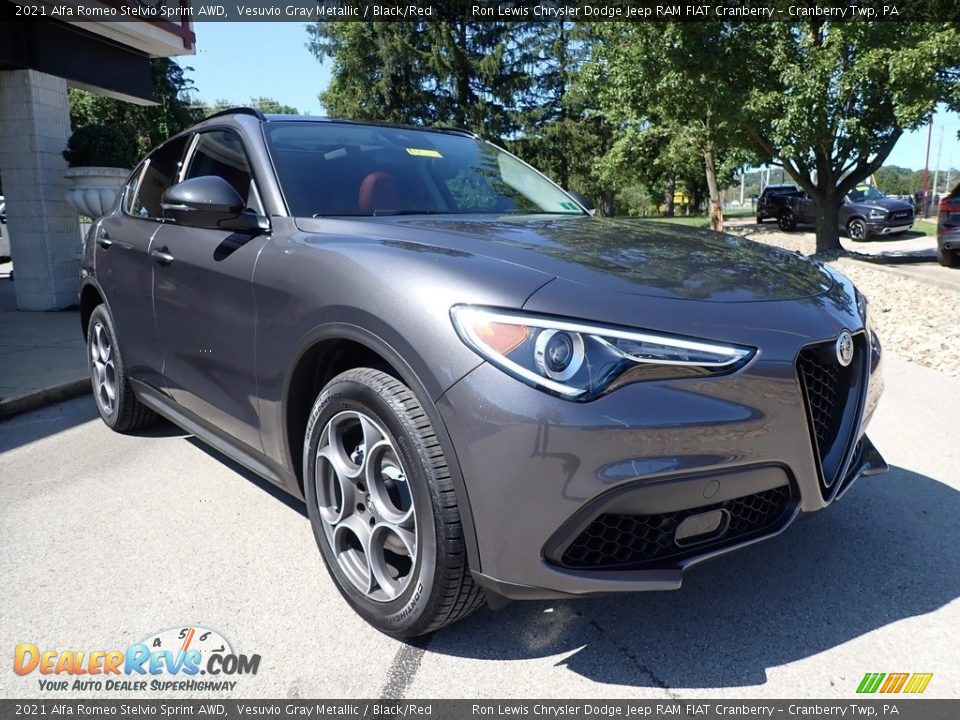 Front 3/4 View of 2021 Alfa Romeo Stelvio Sprint AWD Photo #3