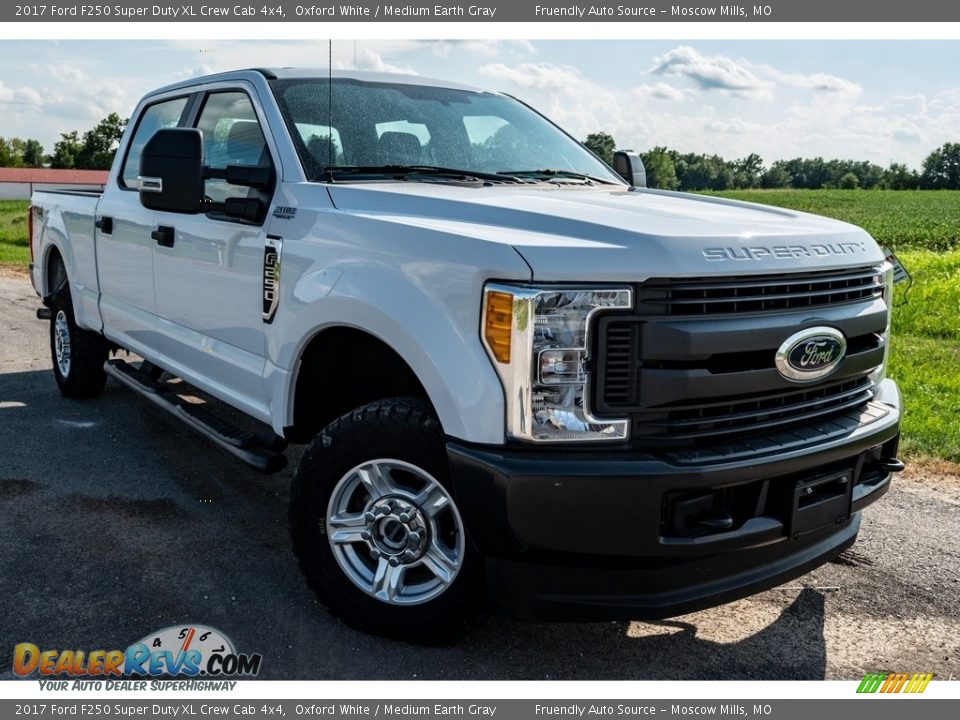 2017 Ford F250 Super Duty XL Crew Cab 4x4 Oxford White / Medium Earth Gray Photo #1