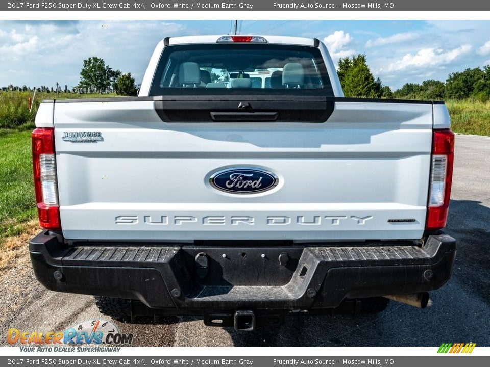 2017 Ford F250 Super Duty XL Crew Cab 4x4 Oxford White / Medium Earth Gray Photo #5