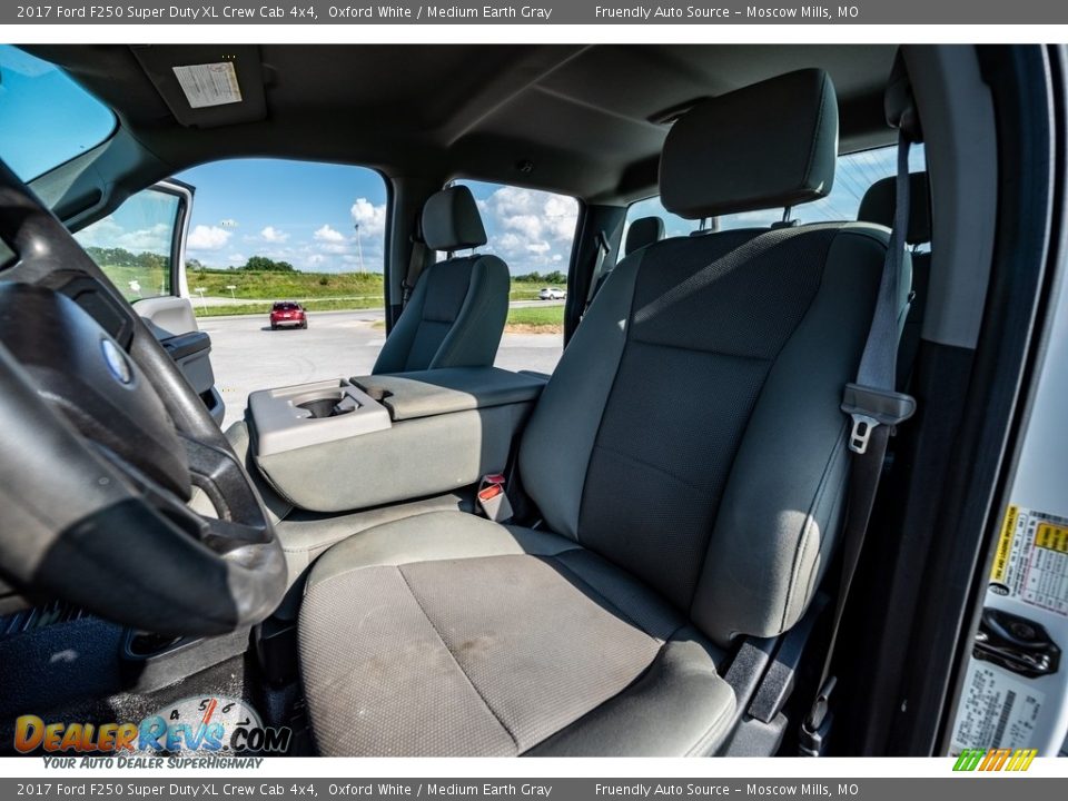 2017 Ford F250 Super Duty XL Crew Cab 4x4 Oxford White / Medium Earth Gray Photo #18
