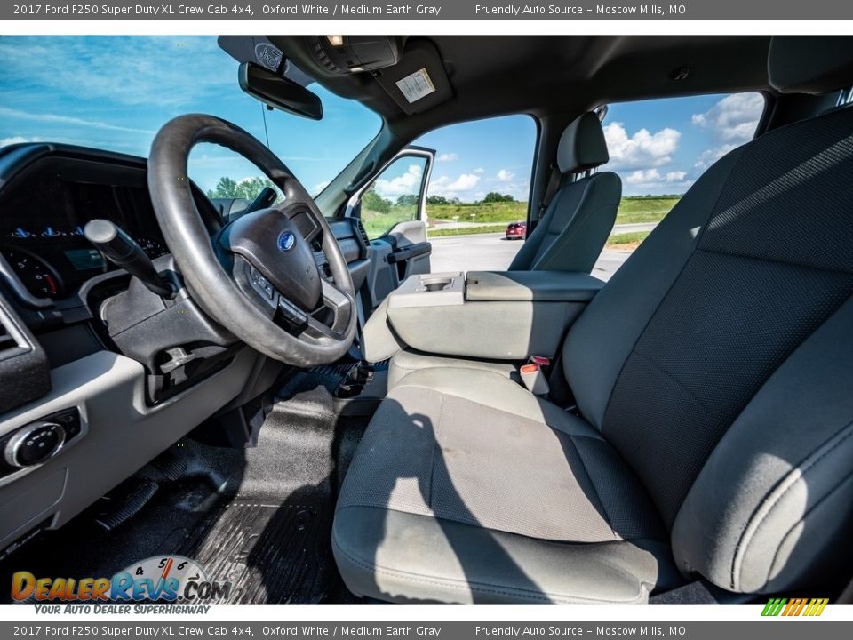 2017 Ford F250 Super Duty XL Crew Cab 4x4 Oxford White / Medium Earth Gray Photo #19