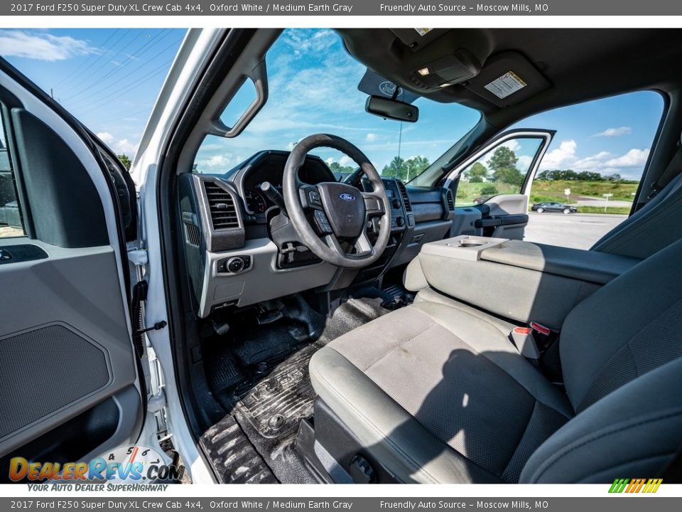 2017 Ford F250 Super Duty XL Crew Cab 4x4 Oxford White / Medium Earth Gray Photo #20