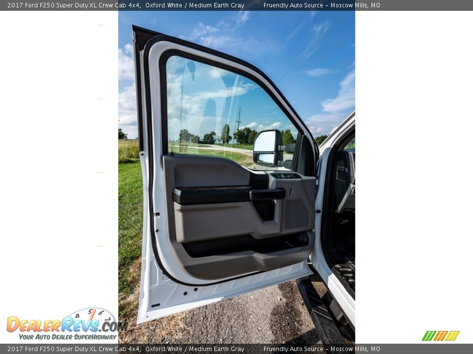 2017 Ford F250 Super Duty XL Crew Cab 4x4 Oxford White / Medium Earth Gray Photo #21