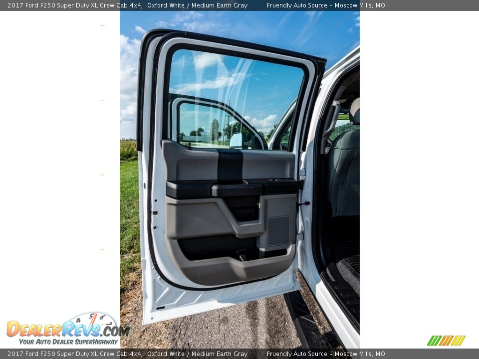 2017 Ford F250 Super Duty XL Crew Cab 4x4 Oxford White / Medium Earth Gray Photo #22