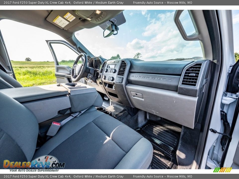 2017 Ford F250 Super Duty XL Crew Cab 4x4 Oxford White / Medium Earth Gray Photo #29