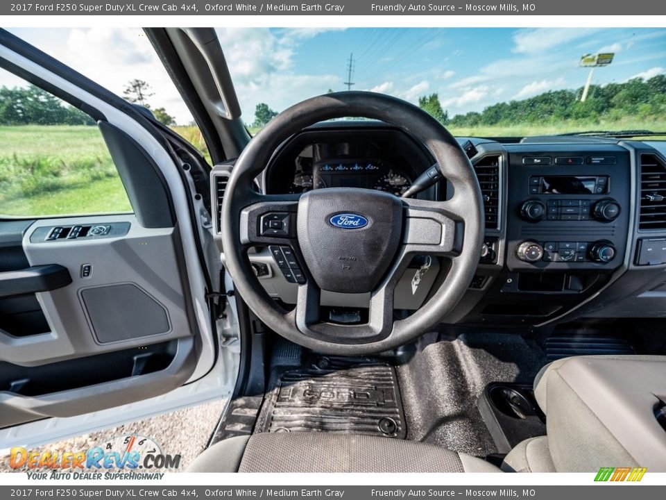 2017 Ford F250 Super Duty XL Crew Cab 4x4 Oxford White / Medium Earth Gray Photo #34